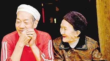 重庆夫妻隐居深山50年，丈夫临终前紧紧攥住妻子的手，难以分开