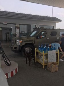 ​加油站遇到一台狠车，太霸气了，车主：一公里油钱就得3块！