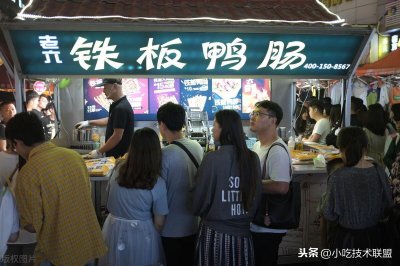 ​商用铁板鸭肠原来是这样制作的，先卤制再烤制，怪不得那么好吃