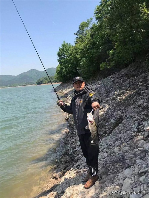 昔日老山前线一等战功英雄王高银,如今已是光荣退休的年轻老干部